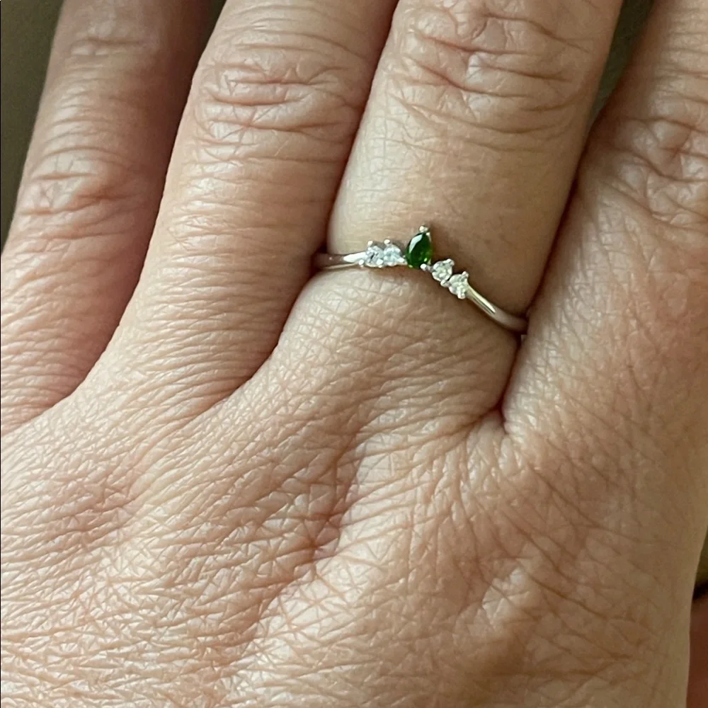 NWT Dainty Elegant 925 Silver and Tsavorite Gemstone Ring with CZ Accents Size 7